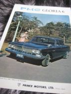 Reklamebrosjyre fra 60 tallet, PMC SKYLINE 1500 og PMC GLORIA 6. Bilde av 9 forskjellige biler fra Prince Motor, LTD. 