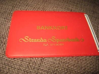 Plastlomme med reklame fra Stranda Sparebank, BANKKORT. 80 tallet