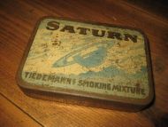 Blikkeske fra Tiedemans Tobaksfabrik, SATURN, TIEDEMAN SMOKING MIXTURE, 40 tallet