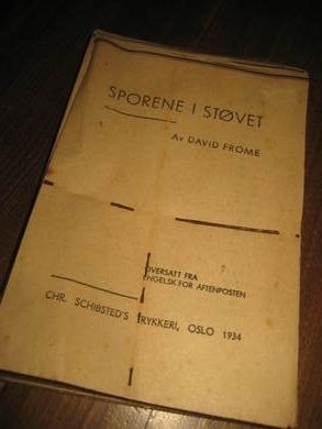 FROMME: SPORENE I STØVET. 1934