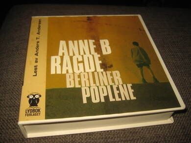 RAGDE, ANNE B: BERLINER POPLENE. Roman lest av Anders Andersen. Ca 8.5 time.