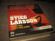 LARSSON, STIEG: JENTA SOM LEKTE MED ILDEN. Krim, lest av Anders Ribu. Ca 21 timer.