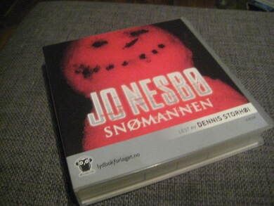 NESBØ, JO: SNØMANNEN. Krim, lest av Dennis Storhøi. Ca 14.5 timer.