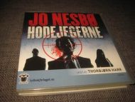 NESBØ, JO: HODEJEGERNE. Lest av Thorbjørn Harr. Ca 8 timmer