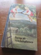 LANGBO, KIRSTEN: BARNA PÅ MIKKELSPLASSEN. 1977.