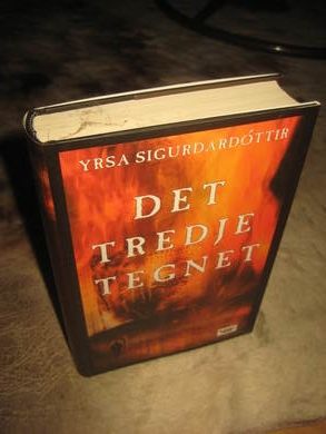 SIGURDARDOTTIR, YRSA: DET TREDJE TEGNET. 2005.