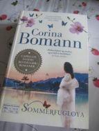 BOMANN, CORINA: SOMMERFUGLØYA. 2016.