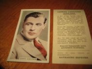 GARY COOPER , samlemerke fra Conrad Langaard. Bildet ble plassert i tobbaksposane på 20-30 tallet. Populære samlerområde. Ca 3.5 * 6.5 cm stort.