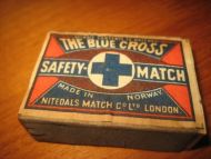 Meget pen fyrstikkeske med innhold,  THE BLUE CROSS. Nitedals Match Co LTD, LONDON. 40 tallet