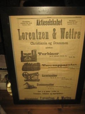 Reklame fra baksida av Ørebladet, mandag 11. Juni 1900. Montert i glass og ramme. Ca 58*79 cm stort, en godbit for den rette. Reklame for Aktieselskabet Lorentzen & Wettre, Christiania og Drammen.