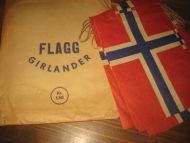 Ubrukt FLAGG GIRLANDER, 50 tallet. Ca 15*20 cm store flagg. 