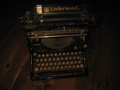 Meget pen og dekorativ skrivemaskin, UNDERWOOD, tidleg 1900. Sto på en gammel krambod som er lagt ned for lenge, lenge siden.