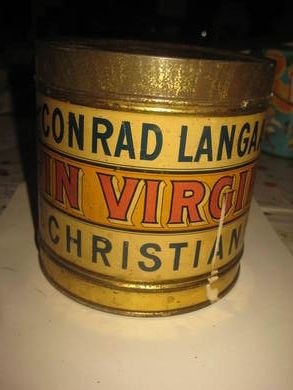 Meget pen boks fra CONRAD LANGAARD, CHRISTIANIA. FIN VIRGINIA. Ca 13 cm i diameter, 13 cm høg, en pen boks langt nede på 1900 tallet.