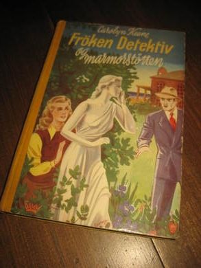 Keene: Frøken Detektiv og marmorstøtten. Bok nr 14, 1956.