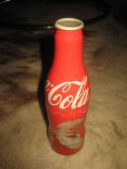 Coca Cola lita flaske i metall, 2006. Ca 19 cm høg.