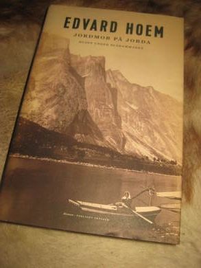 HOEM, EDVARD: JORDMOR PÅ JORDA. - HUSET UNDER BLÅHAMMAREN. 2008