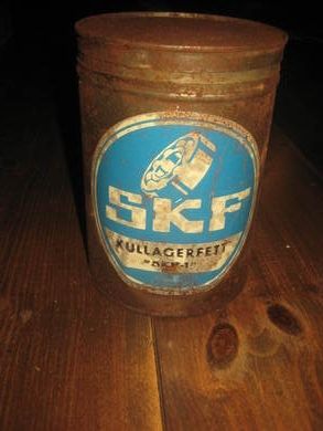 Gammel boks med noe rust, SKF KULLAGERFETT, produsent ukjendt.