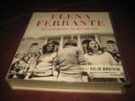 FERRANTE, ELENA: DEI SOM FLYKTER OG DEI SOM BLIR. 12 CD, 15.20timer.