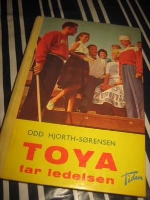 HJORT-SØRENSEN: TOYA TAR LEDELSEN. 1959.