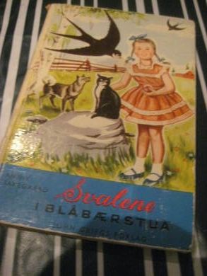 SAXEGAARD, ANNIK: SVALENE I BLÅBÆRSTUA. 1958