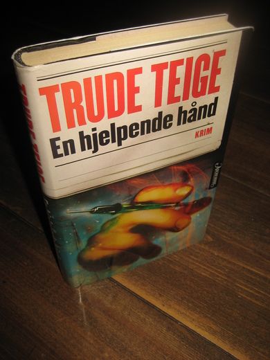 TEIGE, TRUDE: En hjelpende hånd. 2010.