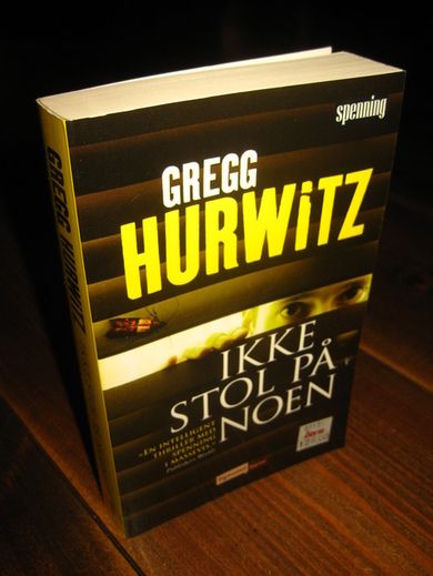 HURWITZ, GREGG: IKKE STOL PÅ NOEN. 2012.