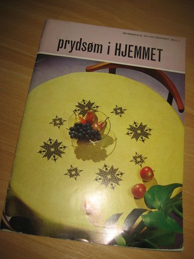 prydsøm i HJEMMET. Anker broderibok nr 889, 1963.