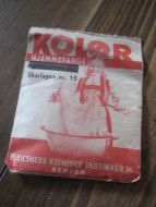 Uåpna pakke  med innhold, KOLØR HJEMMEFARGE, SKARLAGEN NR 15, fra NORSK KJEMISK FABRIKK, BERGEN, 40-50 tallet. 