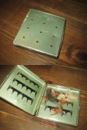 FLY BOX med en del gamle fluer fra 50-60 tallet. 