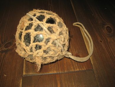 Kavlkule i god stand, brukt ved garnfiske i gamle dager, Fra forige århundreskifte. Ca  13 cm i diameter, lys grønn .