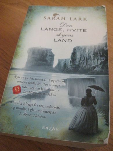 LARK, SARAH: DEN LANGE, HVITE SKYENS LAND. 2014.