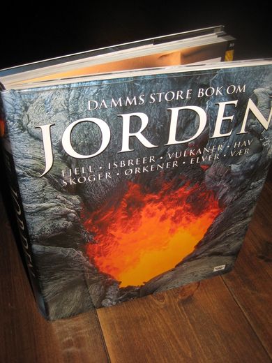 DAMMS STORE BOK OM JORDEN. FJELL - ISBREER - VULKANER - HAV - SKOGER - ØRKENER - ELVER - VÆR. 2001.