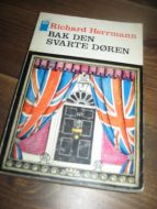 Herrmann, Richard: BAK DEN SVARTE DØREN. 1970.