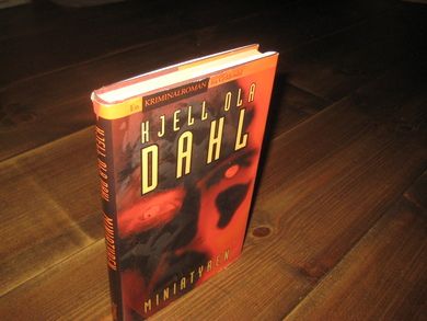 DAHL, HJELL OLA: MINIATYREN. 1996. 