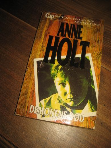 HOLT, ANNE: DEMONENS DØD. 1997. 