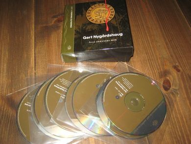 Nygårdshaug, Gert: ALLE ORKANERS MOR. Innlest på 8 CD av Porfirio Gutierrez. 8 timar og 50 min. 2005.