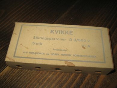 Eske med ubrukt innhold, KVIKKE Sikringspatroner, D II / 500V. 16 A. Fra Norsk Teknisk Porselensfabrik.