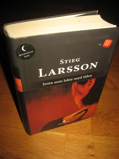 LARSSON, STIEG: Jenta som lekte med ilden. 2008.