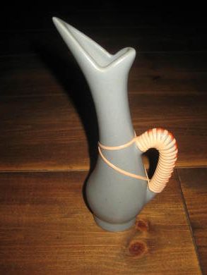 Meget pen vase fra 60 tallet, ca 19 cm høg. 