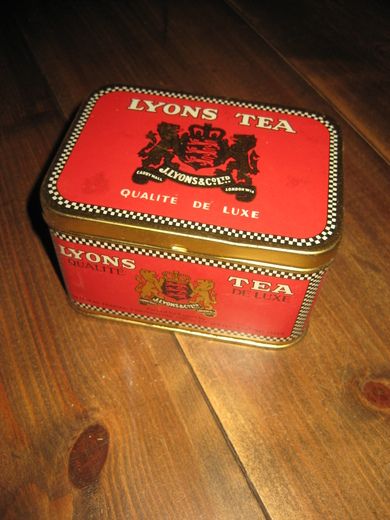 Pen teboks til din samling? LYONS TEA. Ca 12*9 cm stor, 7 cm høg. 