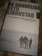 BJØRNSTAD, KJETIL: DE UDØDELIGE. 2011.