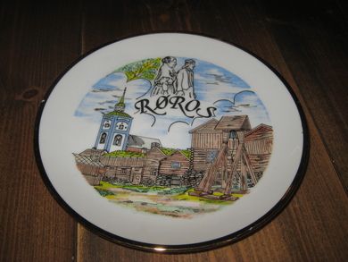 Platte med motiv fra Røros, 60-70 tallet. Ca 18 cm i diameter.