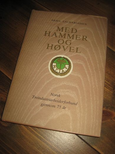 ZACHARIASSEN: MED HAMMER OG HØVEL. Norsk Trearbeiderforbund gjennom 75 år. 1979.