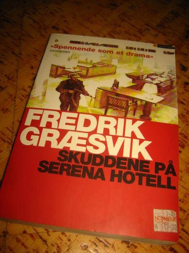 GRÆSVIG, FREDRIK: SKUDDENE PÅ SERENA HOTELL. 2009.