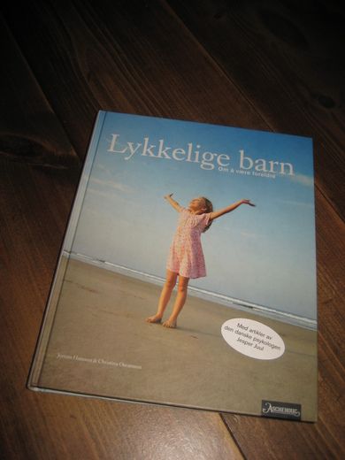 Oscarson: Lykkelige barn. Om å vere foreldre. 2006.