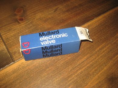 Eske med innhold, mullard electronic valve, pol 86. 