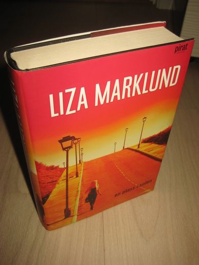 MARKLUND, LIZA: en plass i solen. 2008