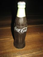 Liten suvenierflaske Coca Cola, fra Phillipines, ca 14 cm høg.