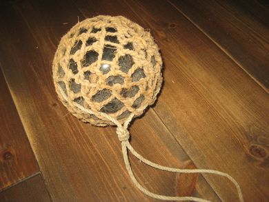 Stor kavlkule i god stand, brukt ved garnfiske i gamle dager, Fra forige århundreskifte. Ca  14 cm i diameter, merka med prikk, lys grønn .