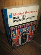 Herrmann, Richard: BAK DEN SVARTE DØREN. 1970.